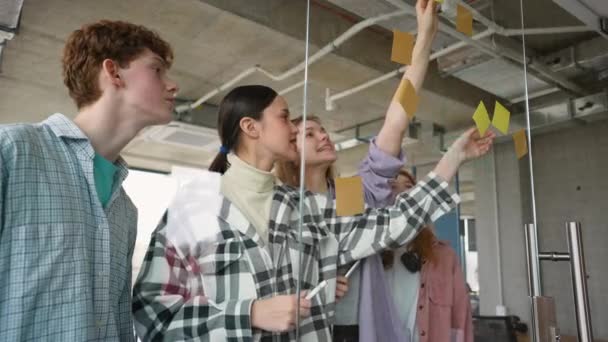 Genç Mutlu Profesyonel Yaratıcı Grup Öğrencileri Beyin Fırtınası Yaparak Modern — Stok video