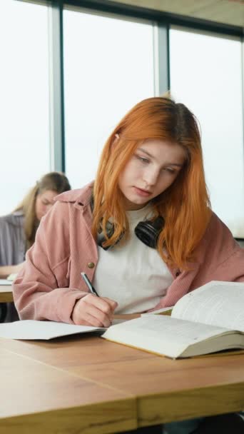 Exames Estudantes Escrevendo Teste Seus Cadernos — Vídeo de Stock