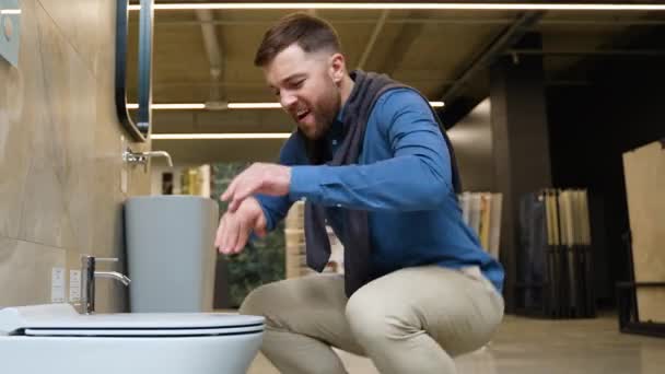 Man Choosing Ceramic Toilet Bowl Room Luxury Plumbing Store — Stock Video