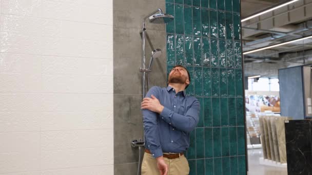 Zabawny Klient Naśladuje Wziąć Prysznic Sklepie Hydraulicznym — Wideo stockowe