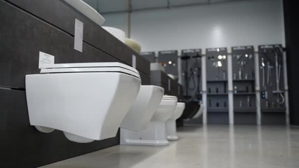 Přehlídka Záchody Prodej Instalatérské Prodejně Záchodových Mís Různých Modelů — Stock video
