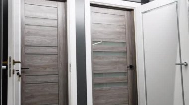 İç kapılı bir dükkan. Ev için geniş bir kapı seçimi..