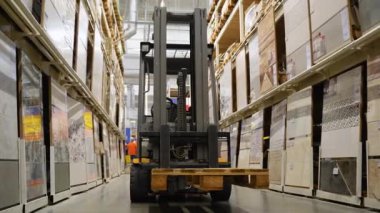 Forklift yükleyici. Fayans dükkanında palet istifleyici araç gereçleri.