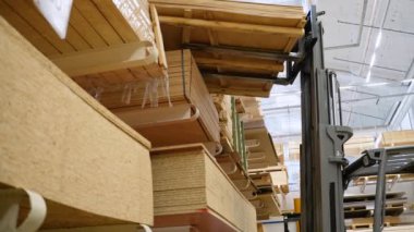 Forklift yükleyicisi depoda. Dağıtım ürünleri. Teslimat. Lojistik. Ulaşım.