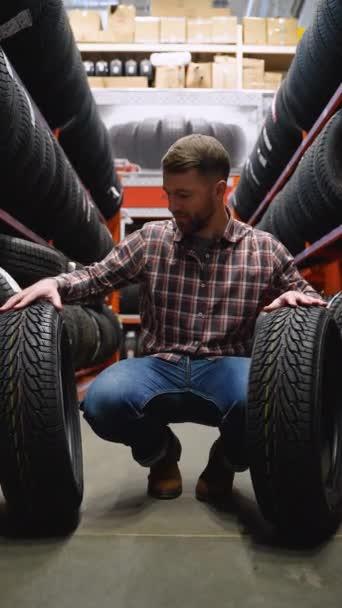 Hombre Una Tienda Neumáticos Con Dos Neumáticos Nuevos Para Coche — Vídeo de stock