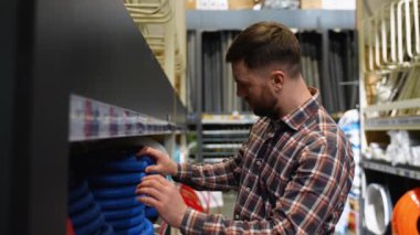 Alıcı çamaşır makineleri veya bulaşık makineleri için hortum seçer