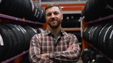 Lastik dükkanında satıcı ya da oto tamircisi portresi.