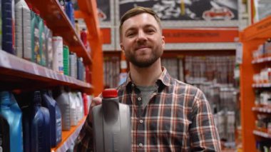 Oto yedek parça dükkanında araba yağı olan bir adamın portresi..