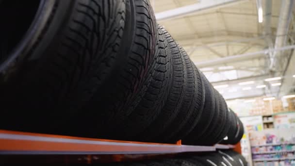 タイヤショップのタイヤストレージラックに新しいタイヤを配置 — ストック動画