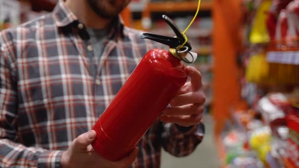 Homem Oficina Escolhe Novo Extintor Incêndio Extintor Incêndio Pequeno Para — Vídeo de Stock