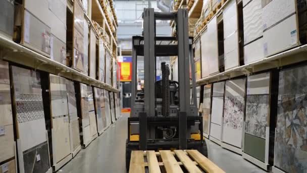 叉车装载机瓷砖店内的托盘堆垛卡车设备 — 图库视频影像