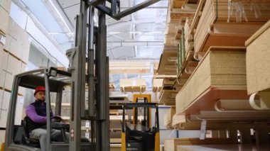 Forklift yükleyicisi depoda. Dağıtım ürünleri. Teslimat. Lojistik. Ulaşım.