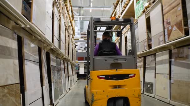 Fayans Dükkanında Forklift Kullanan Bir Depo Işçisi — Stok video