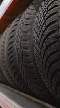 Otomobil mağazasında araba lastikleri askıda