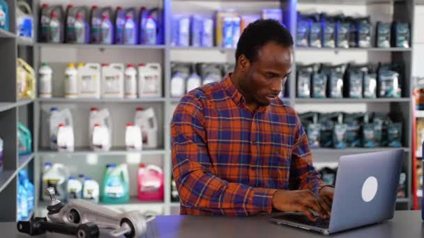 Африканський Американський Продавець Автосалоні Робить Нотатки Ноутбуці — стокове відео