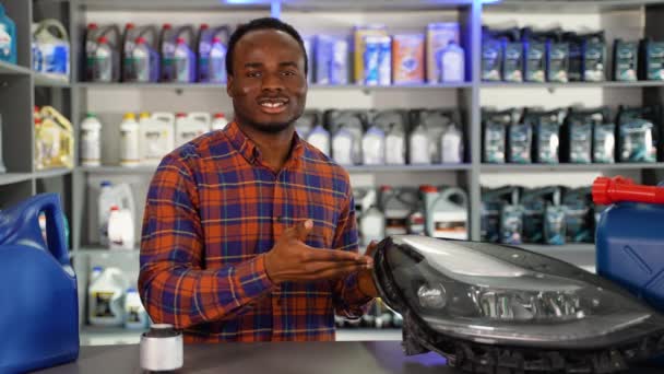 Porträt Eines Schwarzen Verkäufers Mit Autoscheinwerfer Autoteilegeschäft Das Konzept Der — Stockvideo