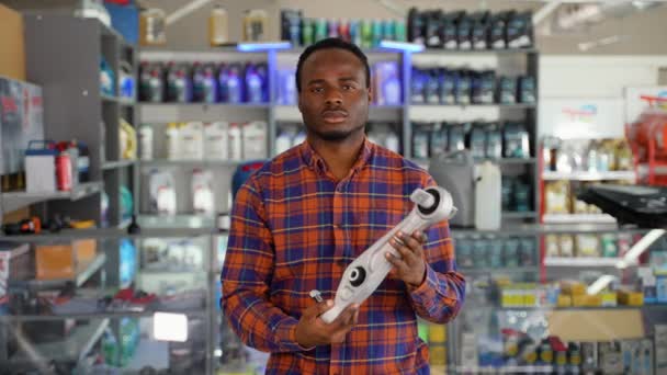 Bir Oto Yedek Parça Dükkanında Afro Amerikalı Bir Satıcının Portresi — Stok video