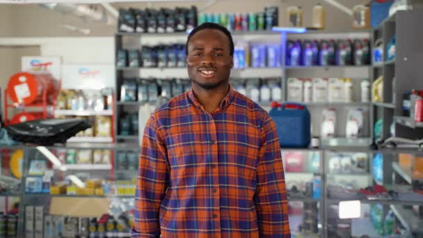 Портрет Африканского Американского Продавца Магазине Автозапчастей Концепция Ремонта Автомобилей — стоковое видео