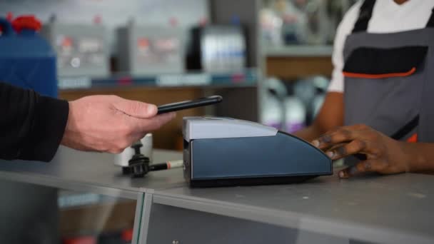 Чоловік Купує Автозапчастини Оплату Безконтактним Смартфоном Nfc Touching Terminal — стокове відео