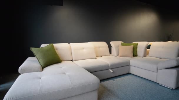 家具店展览室陈列的长椅及沙发 — 图库视频影像