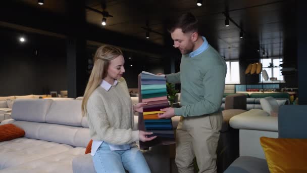 Feliz Hombre Mujer Eligiendo Material Para Sofá Sala Exposición Muebles — Vídeo de stock