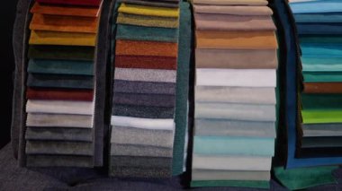 Fabrika veya mağazadaki kumaş ve tekstil örnekleri. Piyasada farklı renkler ve desenler.