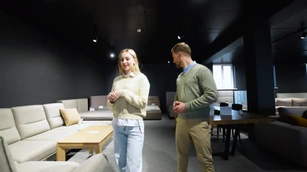 Junges Paar Wählt Neue Möbel Für Neues Modernes Zuhause — Stockvideo