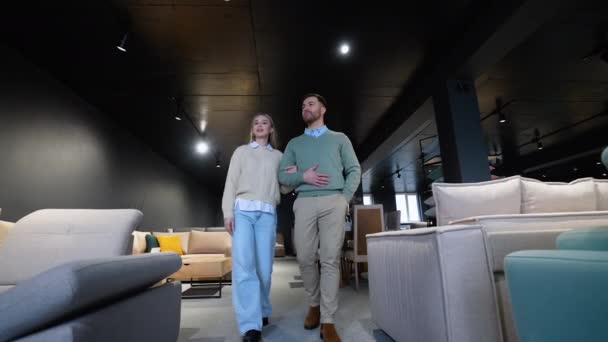 Junges Paar Wählt Sofa Luxus Möbelgeschäft — Stockvideo
