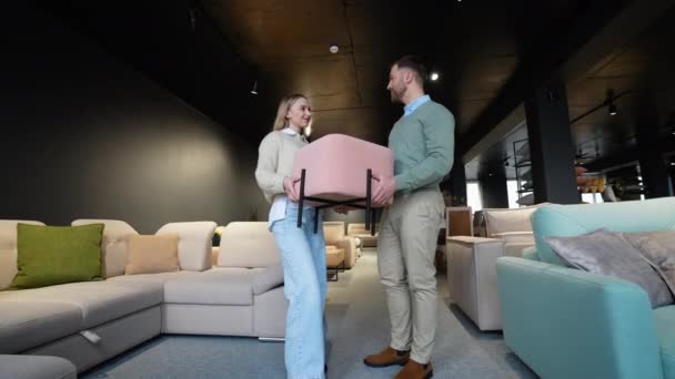 Seorang Pria Dan Wanita Memilih Kursi Toko Furnitur — Stok Video