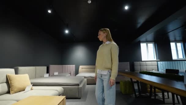 新しいモダンな家のために新しい家具を選ぶ若い女性 — ストック動画