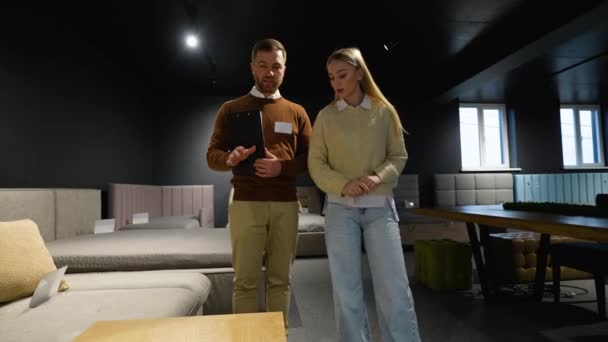 Möbelbutikschef Demonstrerar Möbler För Kvinnliga Köpare Kvinna Lyssnar Med Gott — Stockvideo