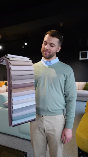 Vendedor Con Muestras Tela Textiles Tienda Muebles — Vídeo de stock