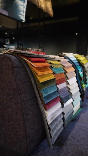 Próbki Tkanin Tekstyliów Sklepie Lub Sklepie Fabrycznym Różne Kolory Wzory — Wideo stockowe