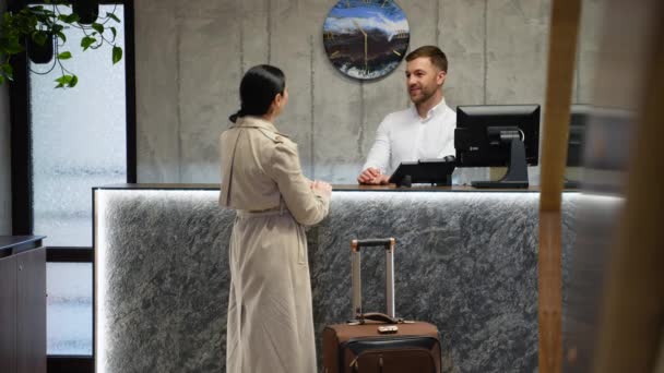 Pengusaha Wanita Resepsi Hotel Check Tamu Mendapatkan Kartu Kunci Hotel — Stok Video