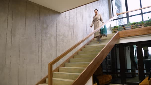 Una Mujer Con Una Maleta Por Las Escaleras Recepción Del — Vídeos de Stock