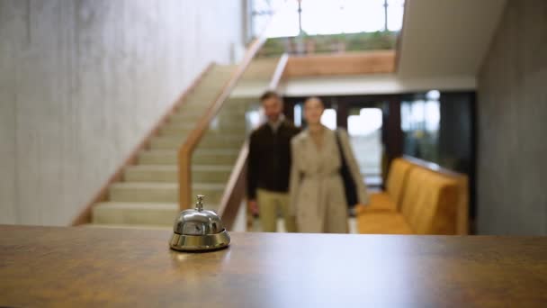 Una Pareja Casada Hace Sonar Una Campana Recepción Del Hotel — Vídeo de stock
