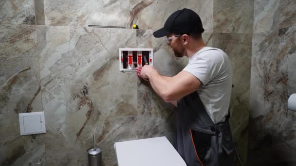 Hydraulik Instalujący Zbiornik Toaletowy Toalecie — Wideo stockowe