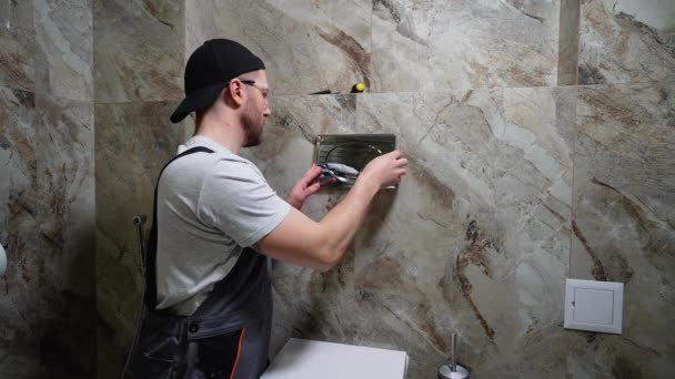 Klempner Installiert Toilettentank Hotelbad — Stockvideo
