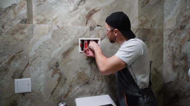 Hydraulik Instalujący Zbiornik Toaletowy Łazience Hotelowej — Wideo stockowe