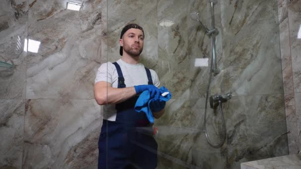 Професійний Працівник Уніформі Чистить Скло Душі Готельна Служба Прибирання Ванної — стокове відео