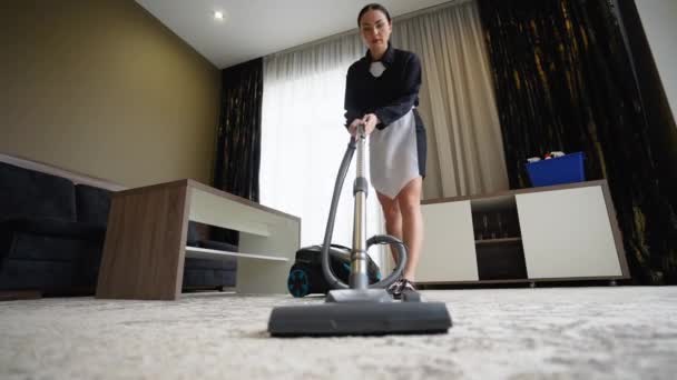 Jonge Huishoudster Hotel Maid Cleaning Tapijt Met Stofzuiger Hotel Kamer — Stockvideo