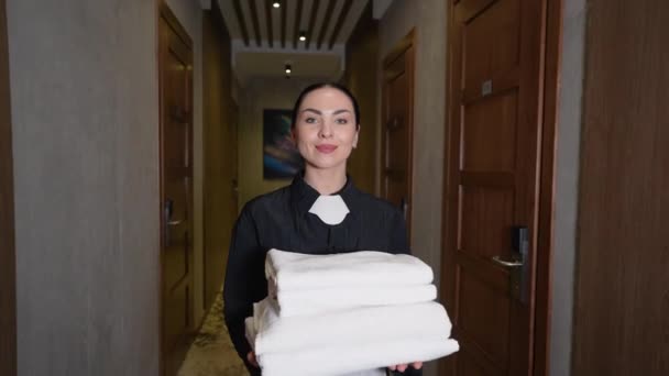 Υπηρέτρια Ξενοδοχείου Λευκά Λινά Και Πετσέτες Στα Χέρια Της Περπατώντας — Αρχείο Βίντεο