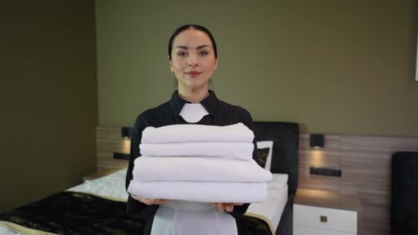 Υπηρέτρια Ξενοδοχείου Λευκά Λινά Και Πετσέτες Στα Χέρια Της Γυναίκες — Αρχείο Βίντεο