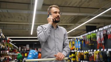Telefonda bir adam konuşuyor.