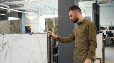 Yakışıklı adam lüks dükkanlarda fayans seçiyor..