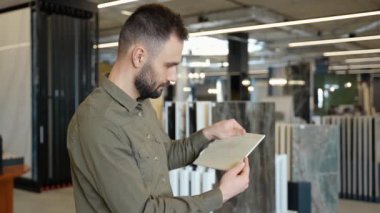 Yakışıklı adam lüks dükkanlarda fayans seçiyor..