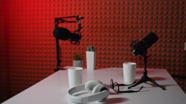 Radyo yayını, iki mikrofon ve kulaklığı kaydetmek için ekipman. Canlı yayın stüdyosu.
