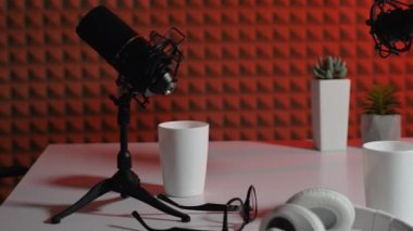 Radyo yayını, iki mikrofon ve kulaklığı kaydetmek için ekipman. Canlı yayın stüdyosu.