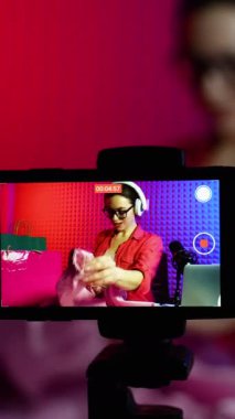 Yeni gömleklerin açıldığı kadın moda vlog kaydedicisi video incelemesi