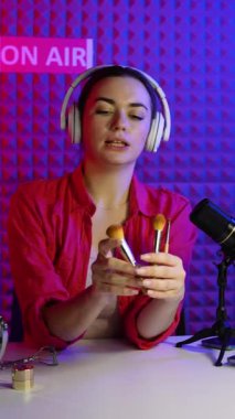 Kadın güzellik blogcusu stüdyodan bir vlog yayınlıyor ve yeni fırçalar gösteriyor